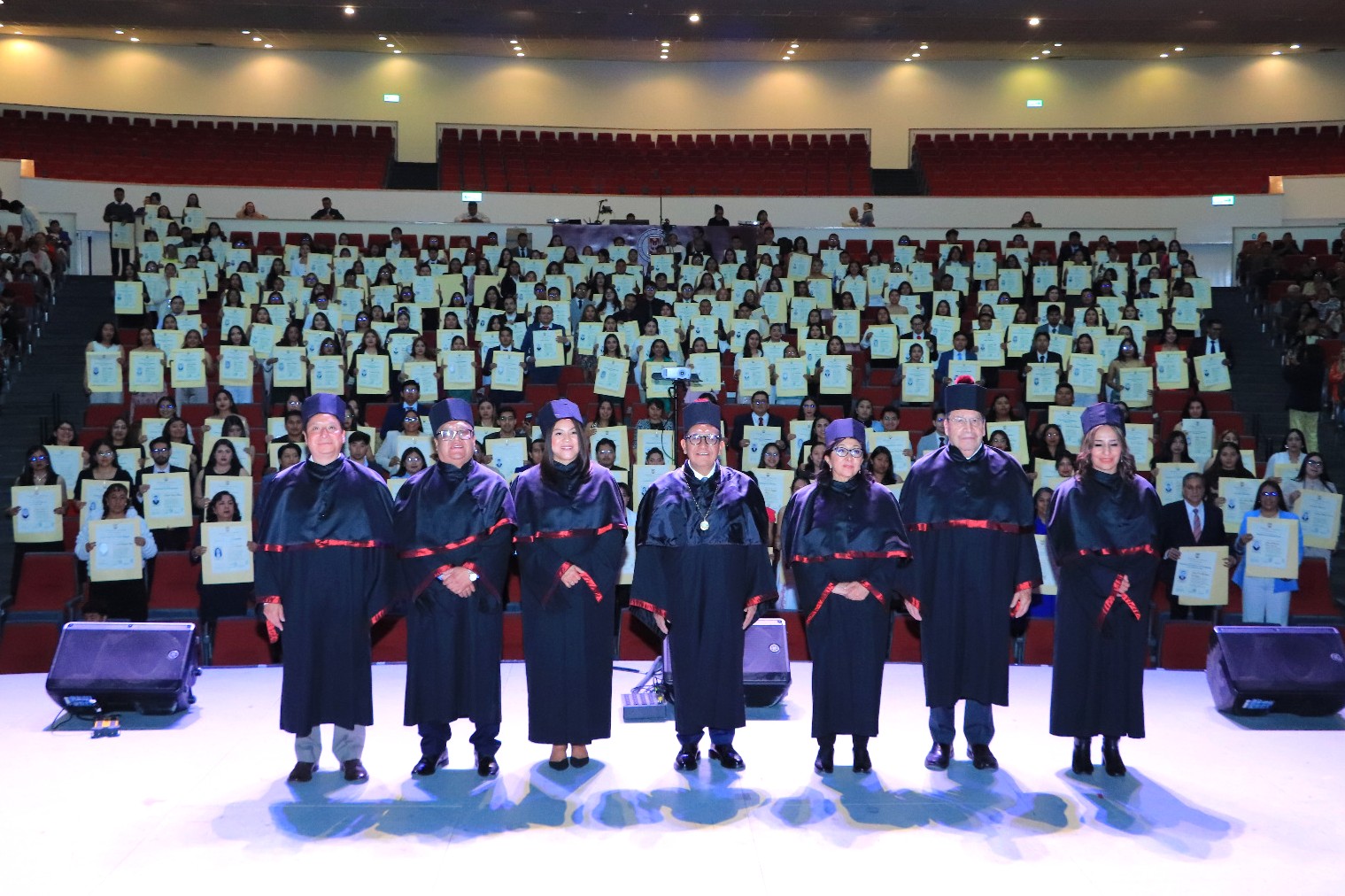 Encabeza Rector de la UATx segunda entrega de 545 títulos de licenciatura, maestría y doctorado